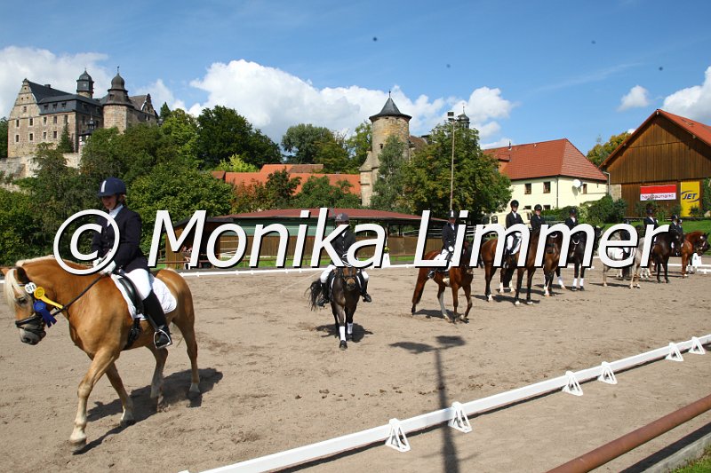 009M2701_Siegerehrung E Dressur.JPG